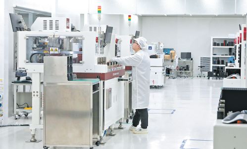 工作人員正在進行生產設備調試